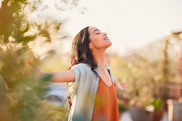 Persona feliz al aire libre